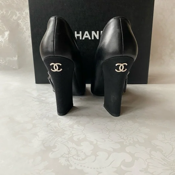 CHANEL - Picture 2 of 7